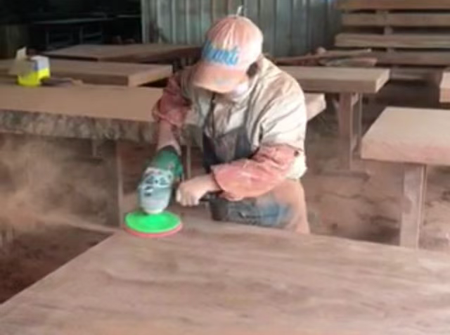 带你了解巴花大板工厂制作大板的全过程（5）